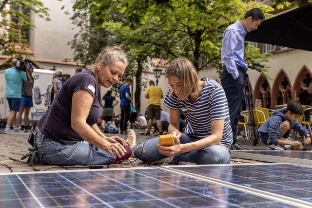 Paneele-Party auf Freiburgs Rathausplatz: Etwa 100 Brger basteln Balkonsolaranlagen