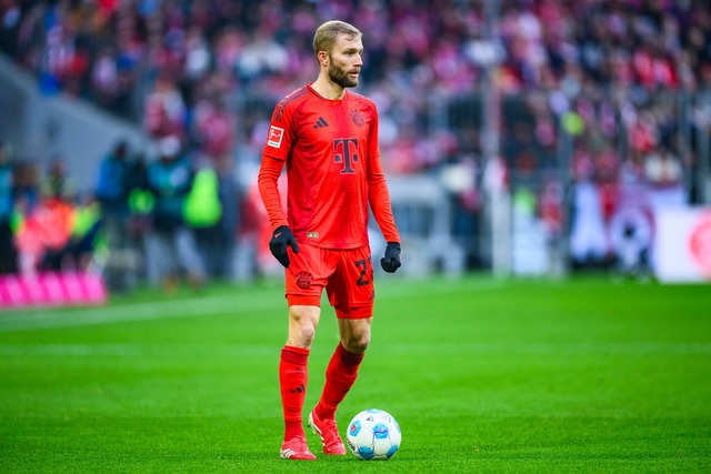 Konrad Laimer fehlt gegen Freiburg gesperrt.  | Foto: Tom Weller/dpa