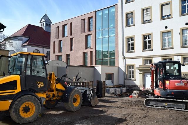 Das denkmalgeschtzte Gebude des Amtsgerichts Freiburg bekommt Solarziegel aufs Dach