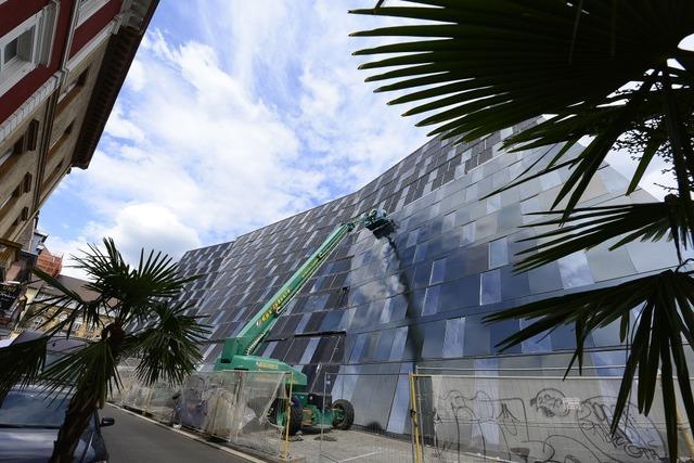 Die Arbeiten an der Fassade der Freiburger Uni-Bibliothek dauern lnger als geplant