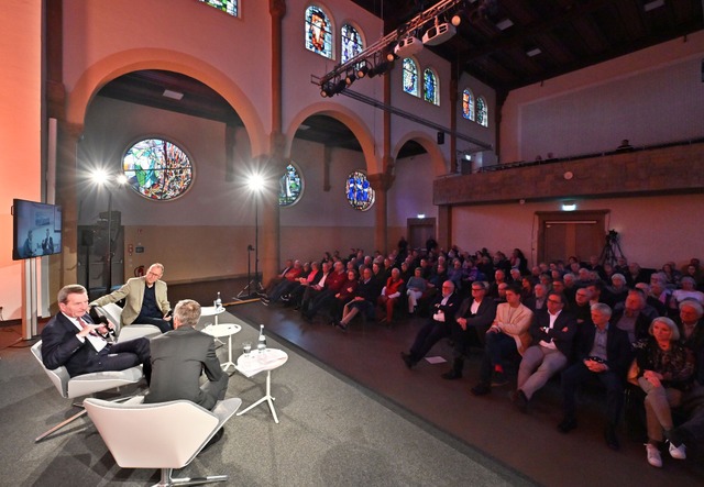 Die Gesprchsrunde mit Gnther Oetting...llten Pauluskirche in Freiburg statt.  | Foto: Michael Bamberger