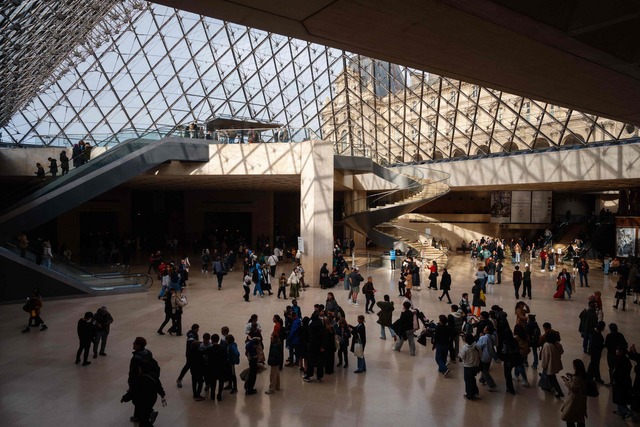 Die Chefin des Louvre schl&auml;gt Ala...eb&auml;ude sei in kritischem Zustand.  | Foto: Dimitar Dilkoff/AFP/dpa