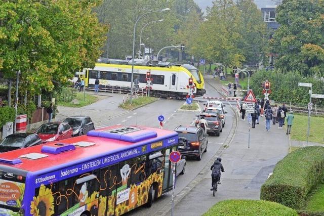 Bahnbergang in Freiburg-Littenweiler nervt mit langen Schliezeiten - Feuerwehr muss Umwege fahren