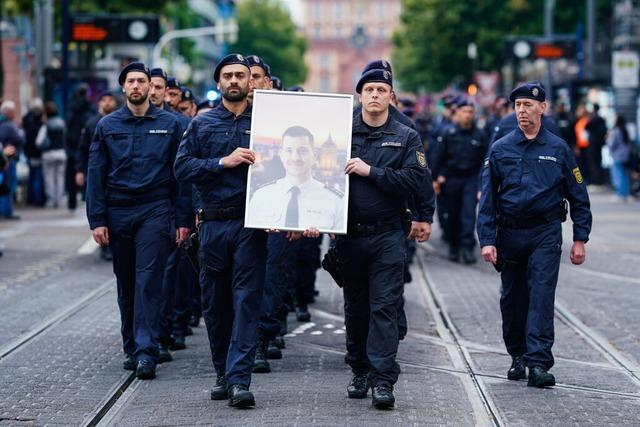 Polizist auf Trauerfeier in Mannheim: 