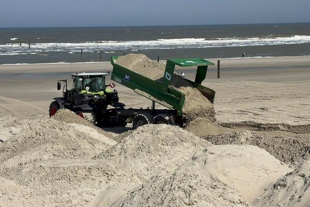 Einige Ostfriesische Inseln fllen ihre Strnde zum Start der neuen Saison mit Sand auf