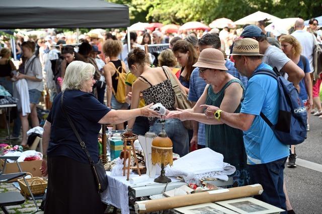 Beim Habsburgerstraen-Flohmarkt in Freiburg lassen sich Schnppchenjger nicht von Hitze abhalten