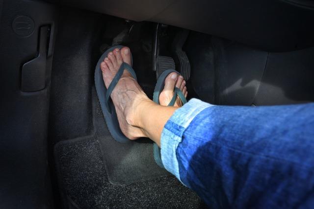 Sollte man mit Flip-Flops Autofahren?