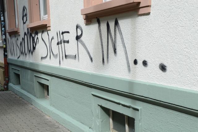 Unbekannte beschmieren am Wochenende Objekte in Freiburg-Waltershofen