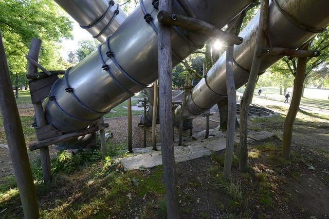 Mann greift Frau bei Spielplatz im Freiburger Seepark an – Polizei sucht Zeugen