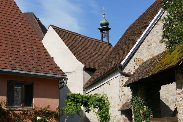 Die 1000 Jahre alte Glcklehofkapelle ist berhmt durch ihre ebenso alten Wandmalereien