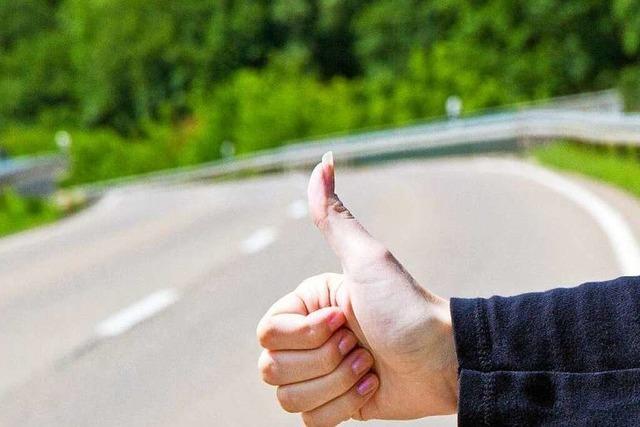 Daumen raus und los: Am Samstag geht's bei einer Tramp-Rally vom Freiburger Rathausplatz aus auf die Reise