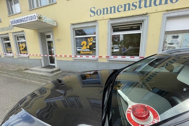 Mann bedroht in Denzlingen Angestellte im Sonnenstudio mit Messer