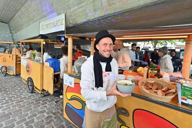 Suppe und Chai Tee machen diesen dsteren Ort in Freiburg zum bunten Treffpunkt