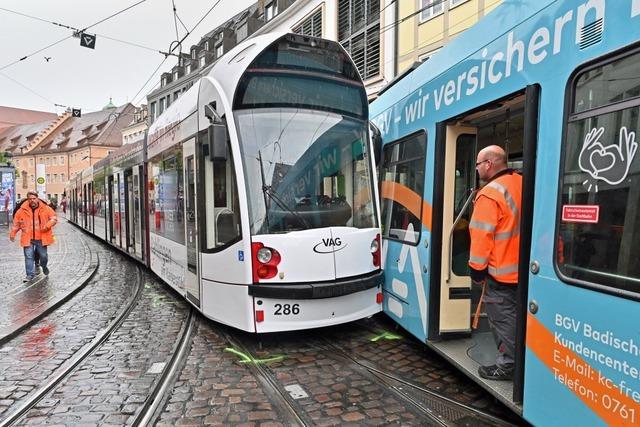 Zwei Straenbahnen stoen am Freiburger Bertoldsbrunnen zusammen