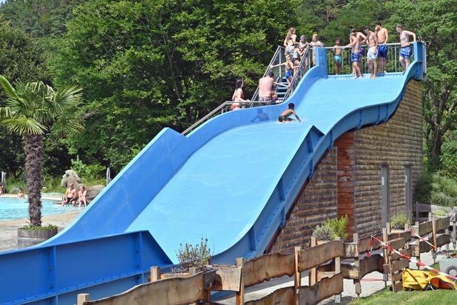 Studierende verletzen sich bei nchtlicher Rutschpartie im Freiburger Strandbad - im Becken ist kein Wasser