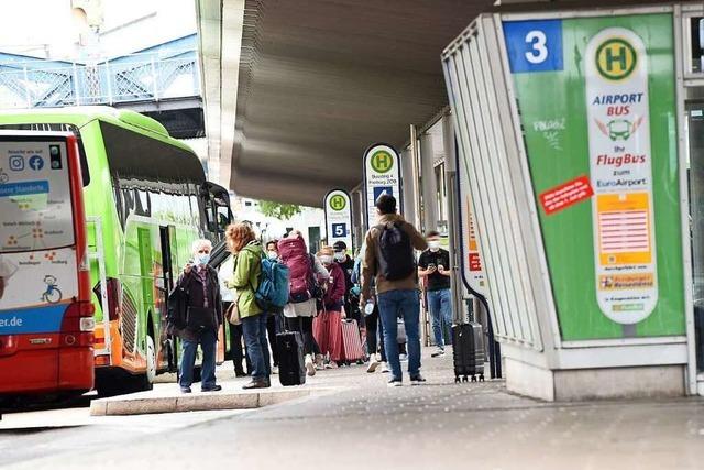 Mann soll Frau und Tochter am Freiburger ZOB mit Glasflasche angegriffen haben