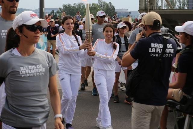 Unzhlige Schaulustige bejubeln die Olympische Flamme im Elsass