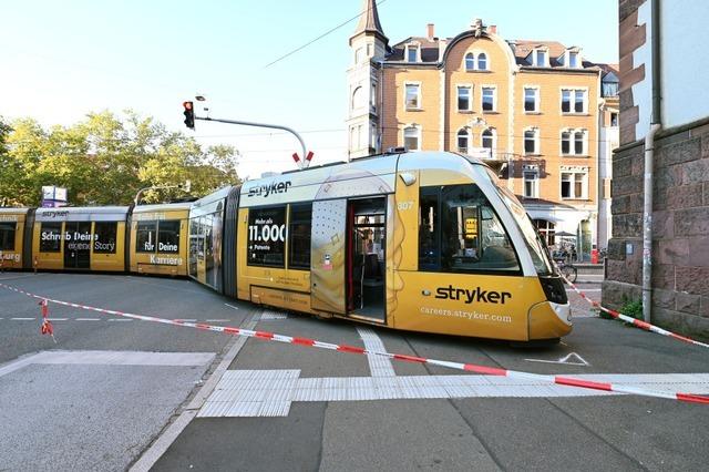 Straenbahn kollidiert auf Eschholzstrae in Freiburg mit Linienbus