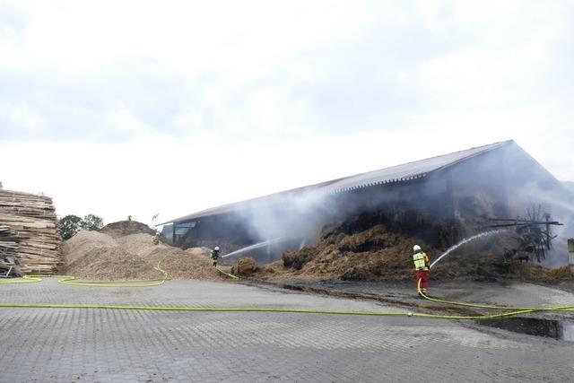 Brand von landwirtschaftlicher Lagerhalle in Bernau verursacht wohl Millionenschaden