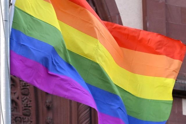 Regenbogenfahne vor der Cyriak-Kirche in Freiburg-Lehen ist schon zweimal abhanden gekommen