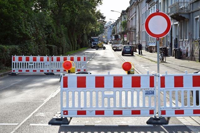 Blechlawine qult sich durch Freiburg: Sperrung der B31 und der Kaiserbrcke verursacht lange Staus in der Stadt