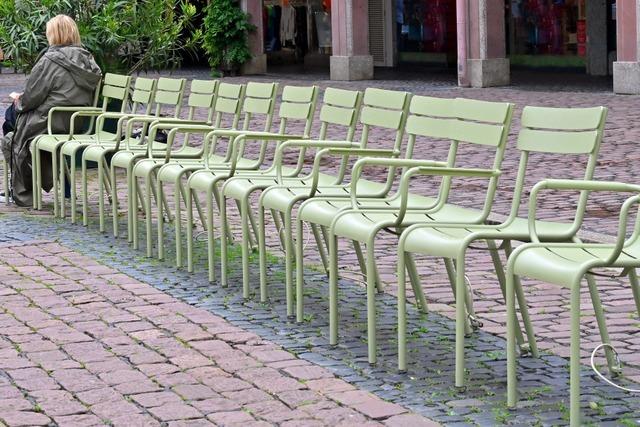 Auf dem Freiburger Kartoffelmarkt stehen grne Sthle, die Paris-Freunde eher von der Seine kennen