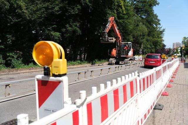 Baustelle in der Hexentalstrae in Merzhausen wandert weiter und  versperrt Parkpltze