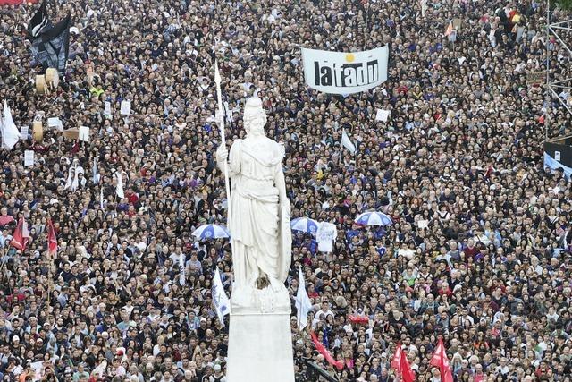 In Argentinien und Kolumbinen geraten die politischen Hoffnungstrger unter Druck