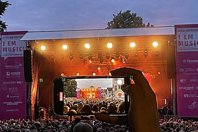 Die Band Pur lsst in Emmendingen "Drachen fliegen" und feiert mit ihren Fans