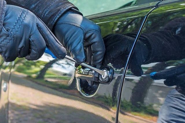 Polizei nimmt Tter nach Diebsthlen aus Autos in Freiburg-Rieselfeld fest