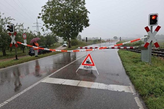 Arbeiten an Bahnbergang sorgen in Wyhlen fr lange Staus