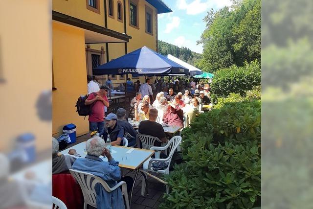 Gulasch im Garten: Wohnungslose werden im Freiburger Kloster bewirtet