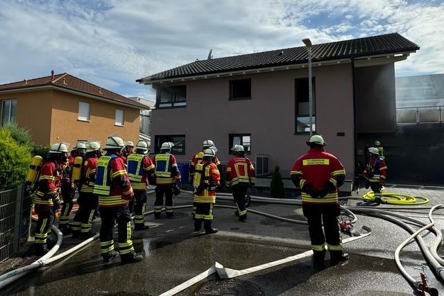 Garage in Kenzingen steht nach Explosionsgeruschen in Flammen - 350.000 Euro Schaden