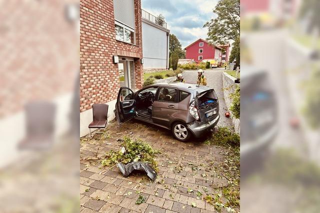 90-jhriger Autofahrer kollidiert in Bad Krozingen mit zwei Gebuden und verletzt sich leicht