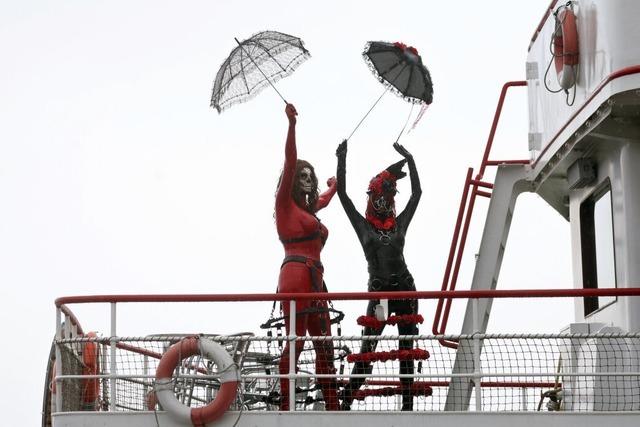 Latexfans feiern auf Erotikschiff auf dem Bodensee