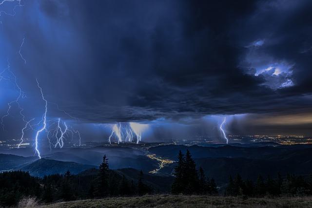 Fotograf aus Stegen wird auf dem Belchen von einem Gewitter berrascht - und schiet spektakulre Bilder