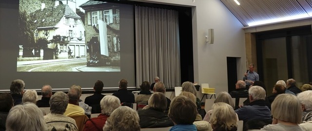 Mit Bildern zeigte Referent Stefan Hur...S-Vortrag Kippenheim frher und heute.  | Foto: Silvia Schillinger-Teschner