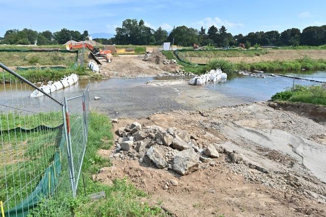 Fr die Erschlieung des neuen Baugebiets Dietenbach in Freiburg arbeiten sich Bagger durch die Dreisam