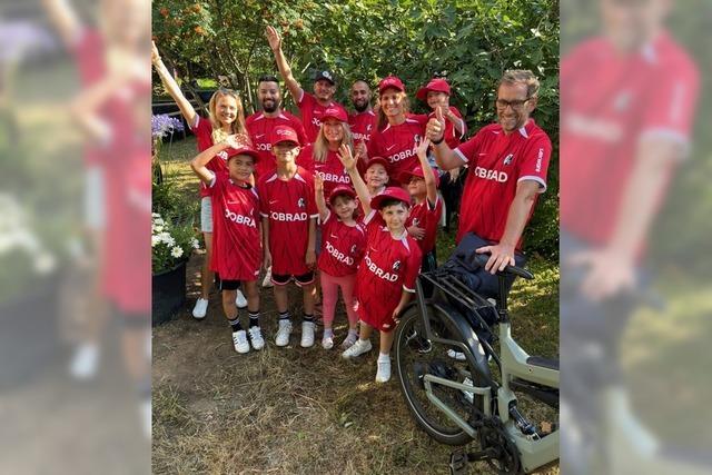 Jobrad-Grnder Ulrich Prediger fhrt die neuen Trikots des SC Freiburg per Rad zu den Fans