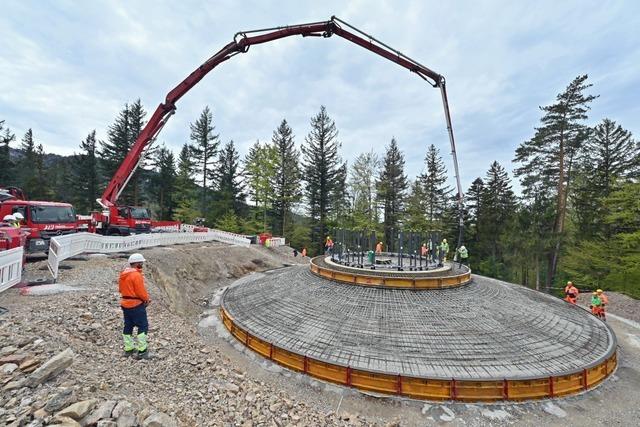 Betonmischer im Wald: Die Fundamente fr die Windrder am Taubenkopf bei Freiburg werden gegossen