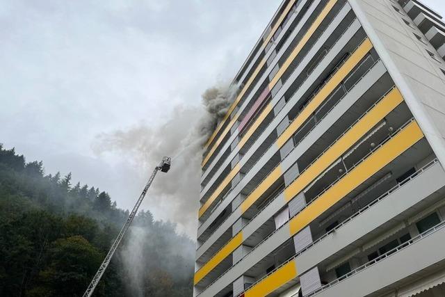 Feuerwehr lscht Brand im 13. Stock eines Waldkircher Hochhauses