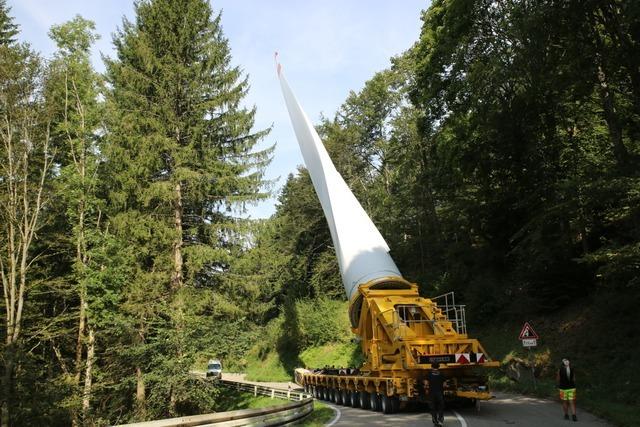 Etwas versptet werden an den Windrdern am Schauinsland bei Freiburg die ersten Rotorbltter montiert