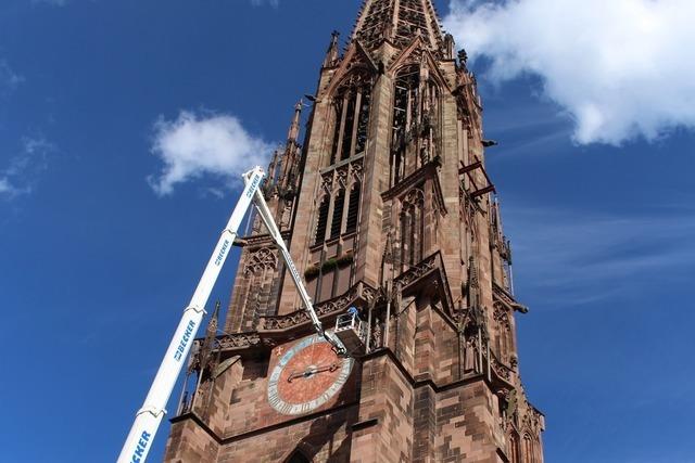 Das Freiburg Mnster wird wieder vom Hubsteiger aus begutachtet