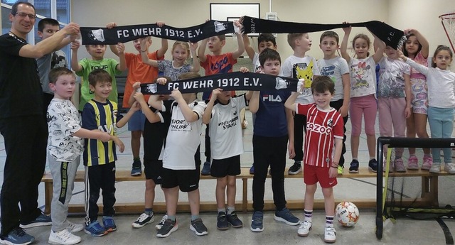 Viele Schler der Talschule scheinen bereits im FC-Wehr-Fieber zu sein.  | Foto: privat