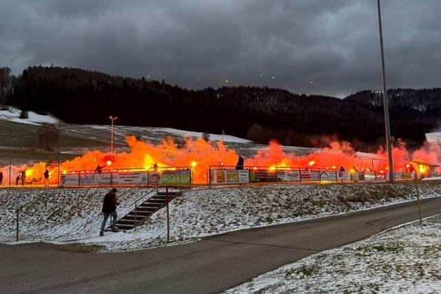 Nach Randalen beim FC Bernau durch Ultras will der Verein schnell einen neuen Kunstrasenplatz