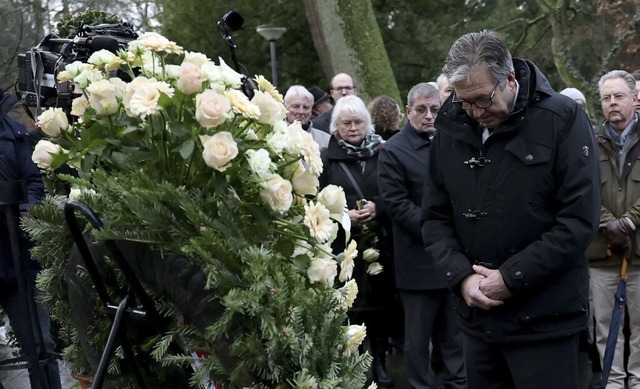 Trauer in Aschaffenburg: Oberbrgermei...rzing (SPD)  bei der Kranzniederlegung  | Foto: Daniel Lb (dpa)