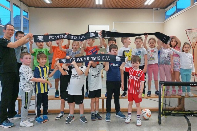 Viele Schler der Talschule scheinen bereits im FC-Wehr-Fieber zu sein.  | Foto: Tamara Hoppe