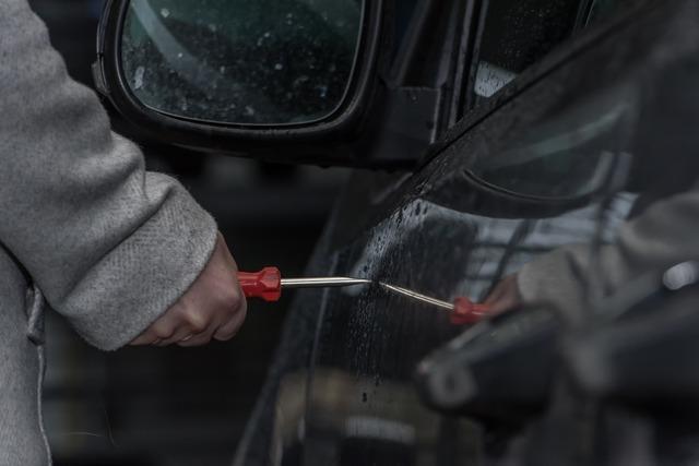 Unbekannte ritzen Hackenkreuze in den Lack eines geparkten BMW in Bad Sckingen