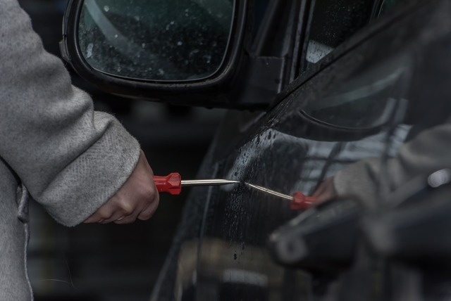 Unbekannte haben Hakenkreuze in den La...eparkten BMW in Bad Sckingen geritzt.  | Foto: andre (Adobe Stock)