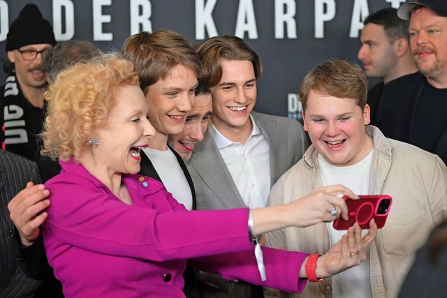 Die Schauspielerin Sunnyi Melles (link...220; auf dem Roten Teppich ein Selfie.  | Foto: Felix Hrhager (dpa)